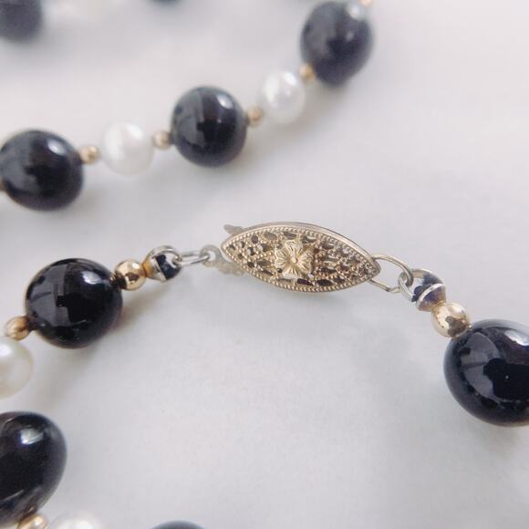 VTG Genuine Pearl & Black Glass 1950s Necklace w/ 14K Gold Filigree Clasp - Picture 8 of 16
